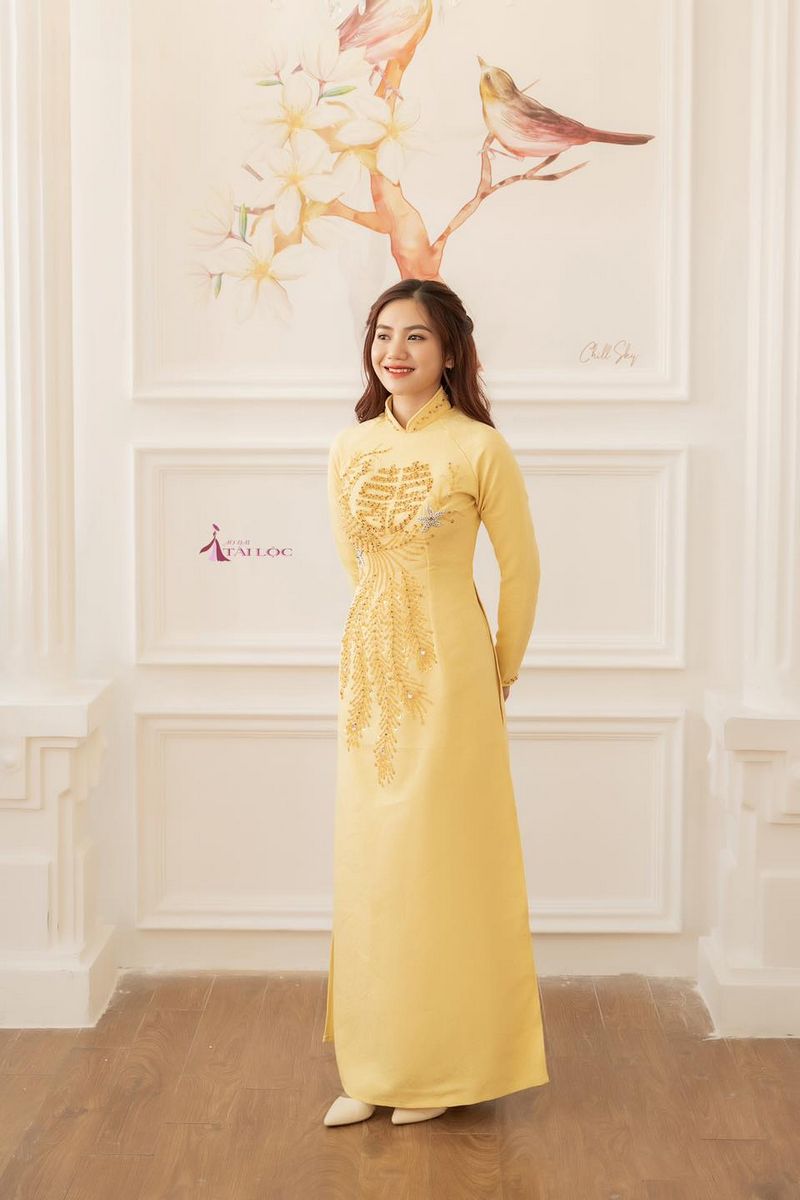 Áo dài bê tráp màu vàng đơn giản truyền thống tà dài