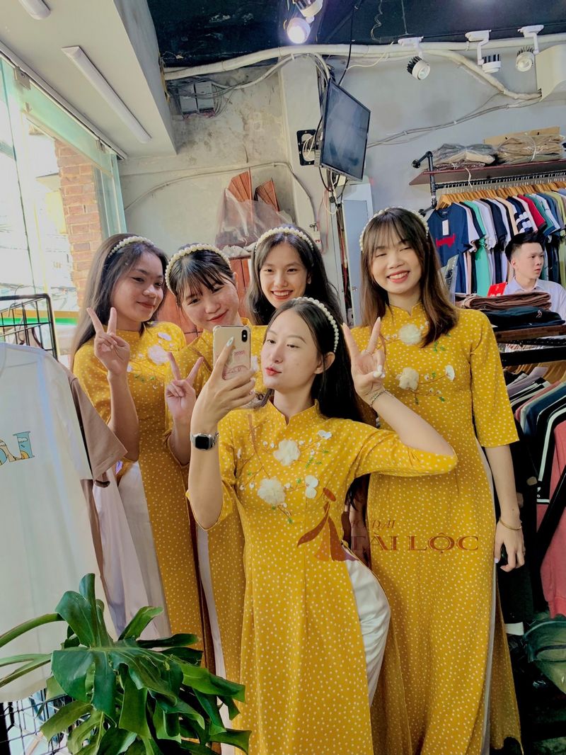 Áo dài bê tráp màu vàng vải gấm