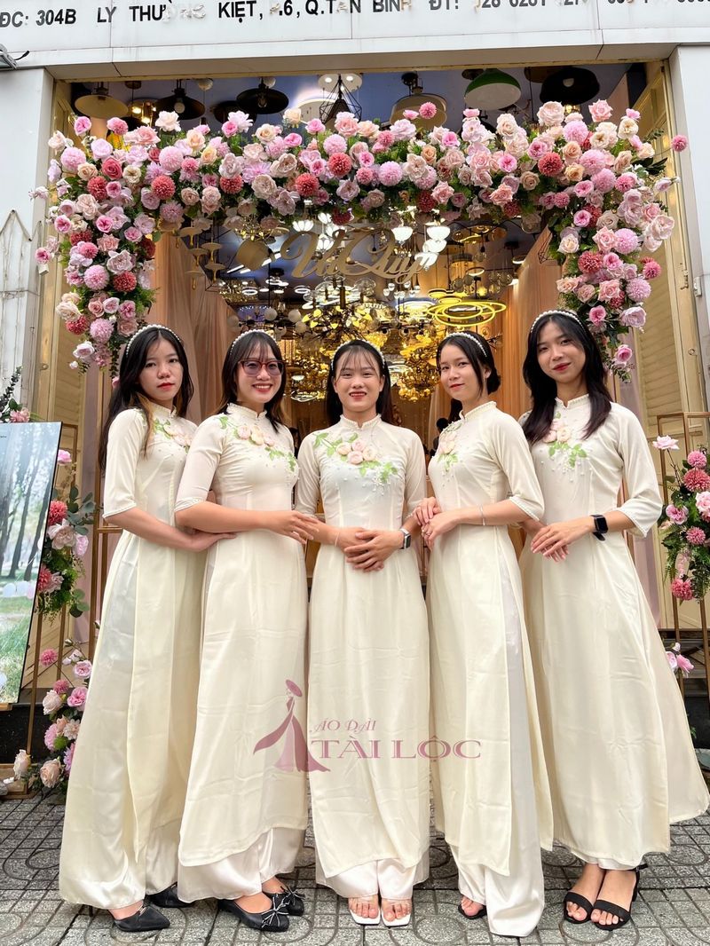 Áo dài bưng quả màu vàng kem