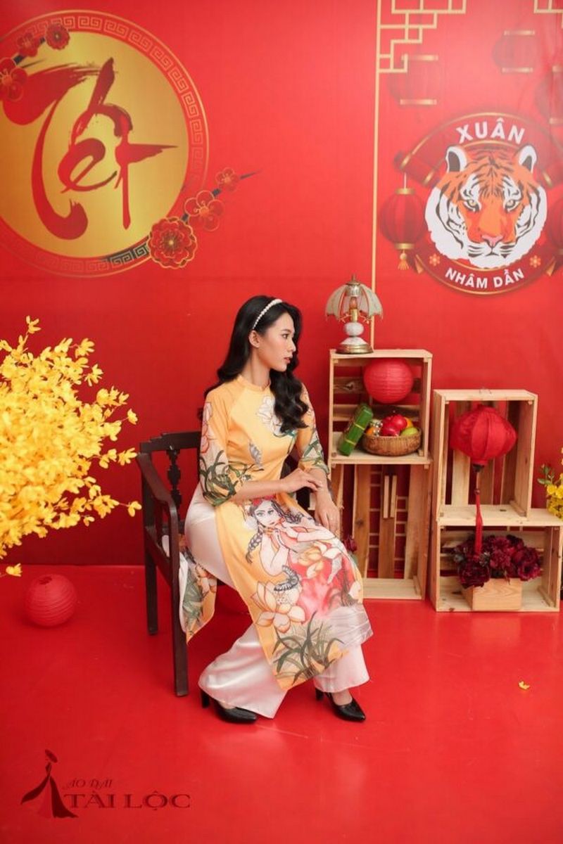 Áo dài cô ba Sài Gòn màu vàng bưng quả