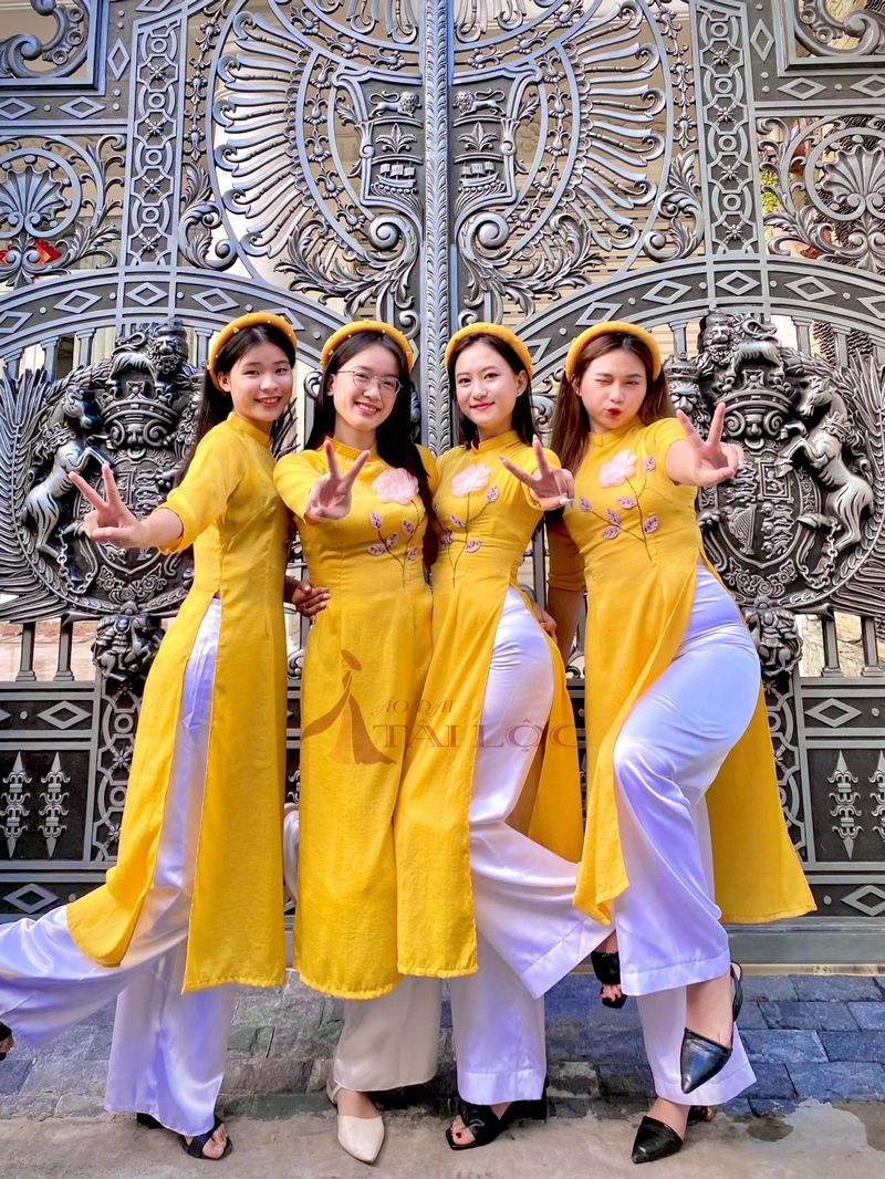 Áo dài màu vàng bê quả vải lụa