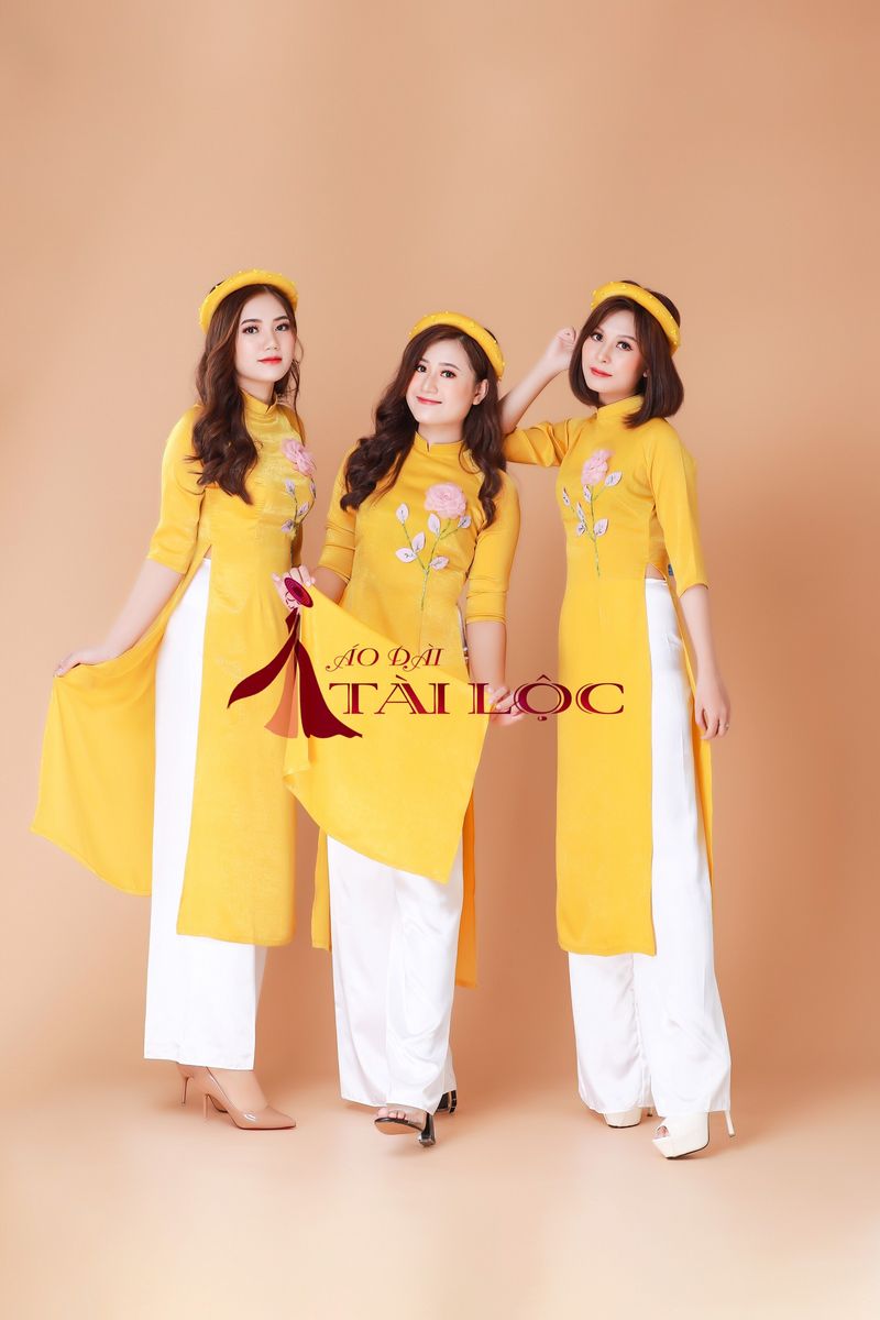 Áo dài phụ dâu màu vàng vải tuyết nhung