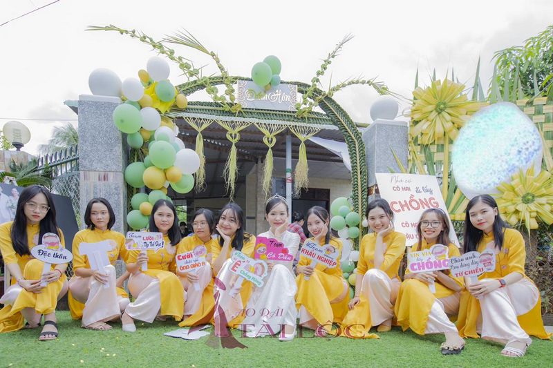 Khi thuê áo dài bê tráp màu vàng cần lưu ý những gì?