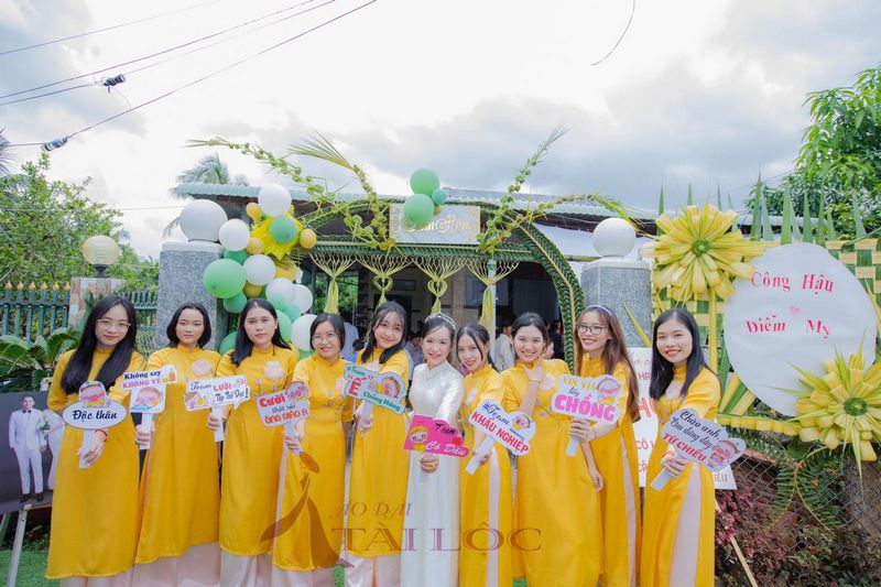 Tại sao nên chọn thuê áo dài bưng quả màu vàng tại Tài Lộc Cưới?