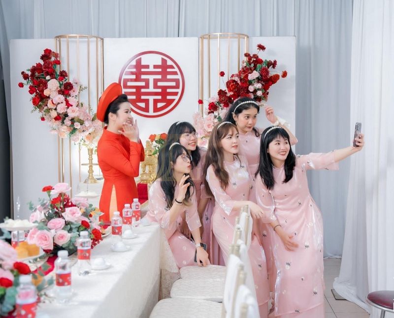 Ý nghĩa áo dài bưng quả màu hồng