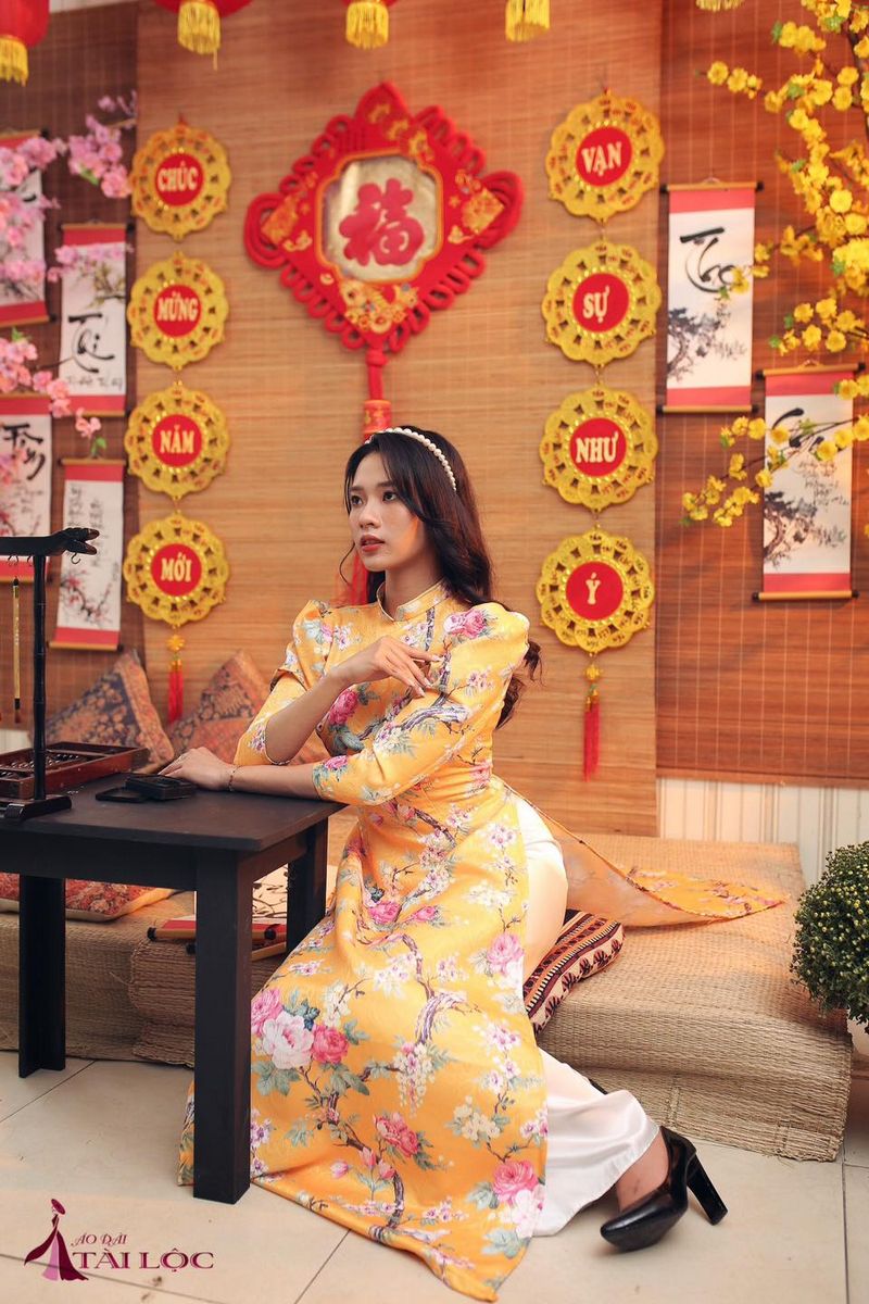 Ý nghĩa áo dài bưng quả màu vàng là gì?