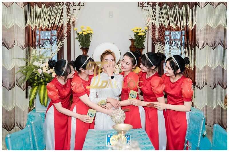 Ý nghĩa của áo dài bưng quả màu đỏ