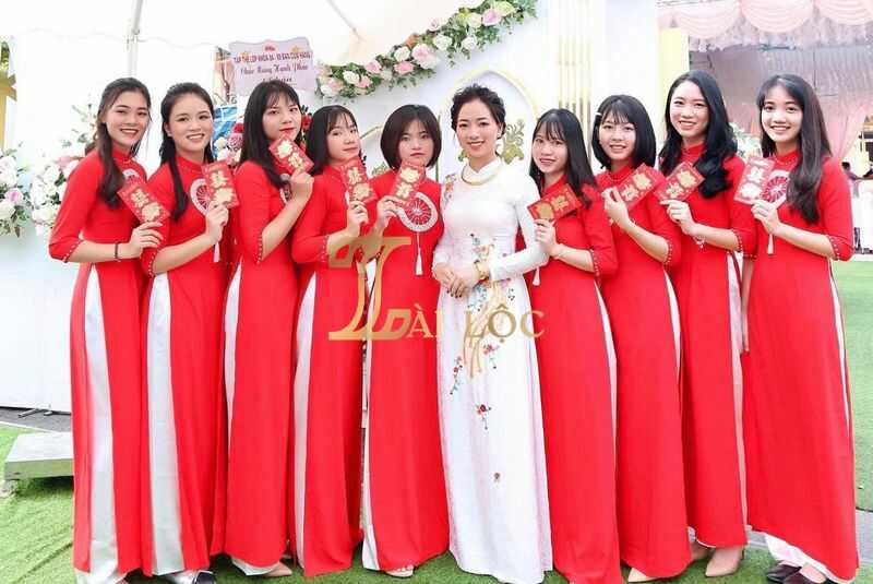 Kinh nghiệm chọn áo dài bưng quả màu đỏ
