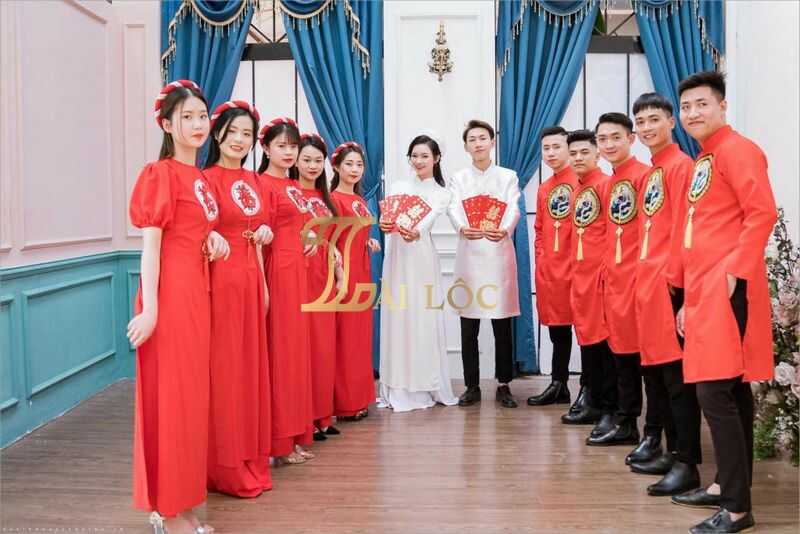 Áo dài bưng mâm quả màu đỏ phối gấm