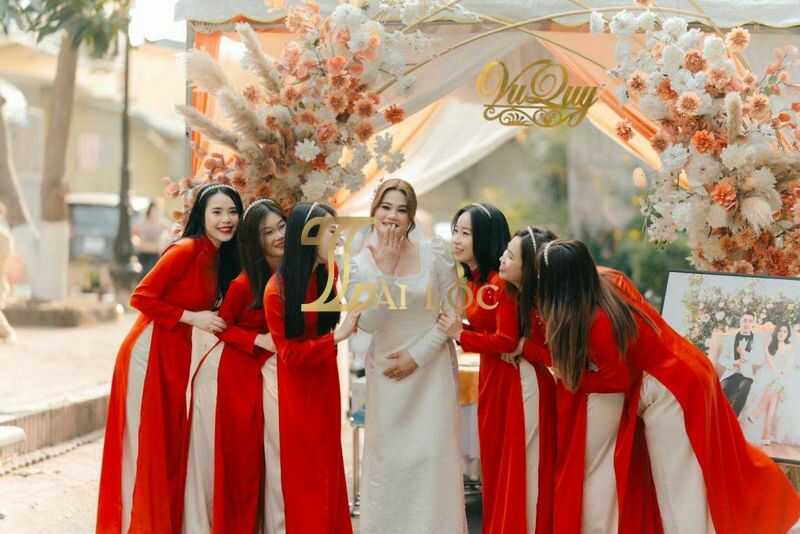 Áo dài bưng quả màu đỏ cho nữ