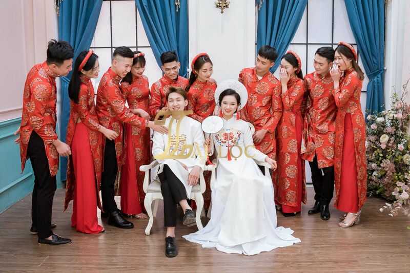 Áo dài bê tráp cách tân nam nữ màu đỏ kết hoa