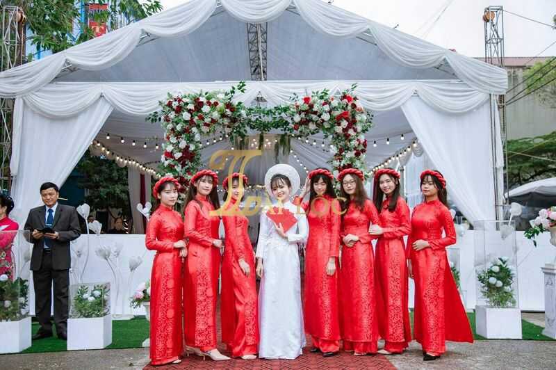 Thuê áo dài bưng quả màu đỏ tại Tài Lộc Cưới