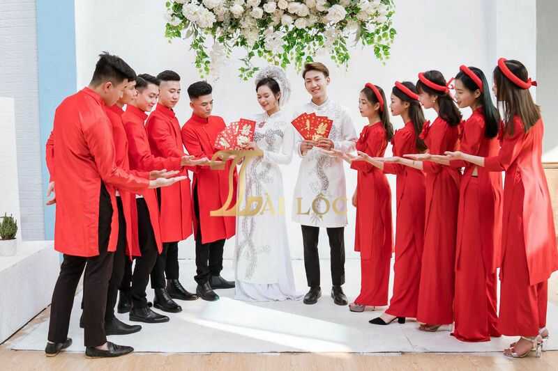 Áo dài bưng quả màu đỏ cho nam