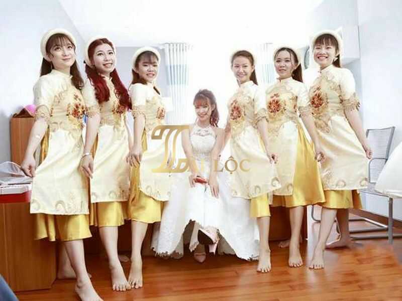 Áo dài bưng quả màu trắng vàng cách tân