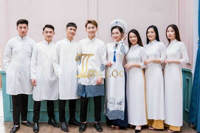 Cặp áo dài bưng quả màu trắng con tim xanh cách tân