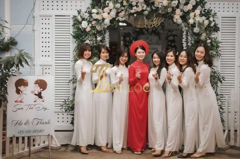 Chọn áo dài bưng mâm màu trắng cho việc cưới hỏi