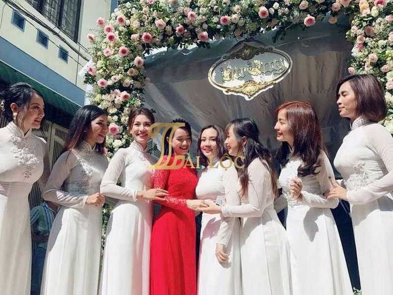 Tại sao nên chọn thuê áo dài bưng quả màu trắng tại Tài Lộc Cưới?