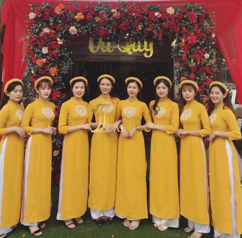 Áo dài bưng quả màu trắng phối với vàng