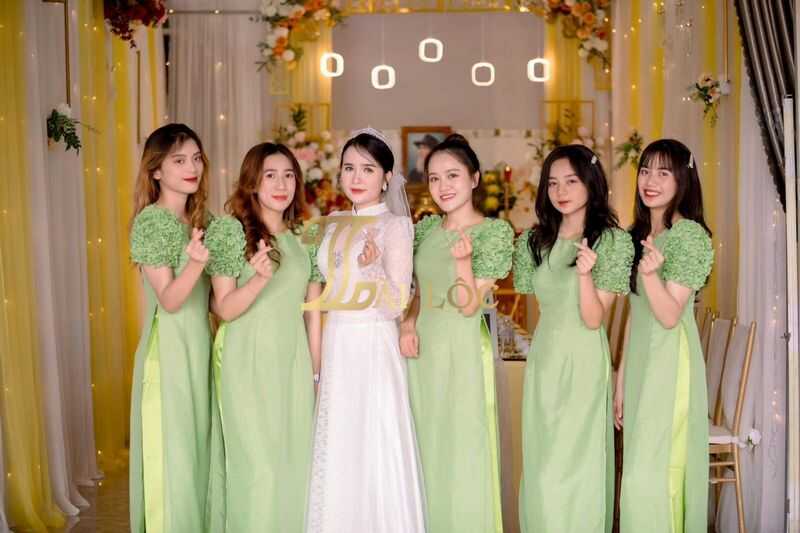 Áo dài bưng quả màu xanh lá