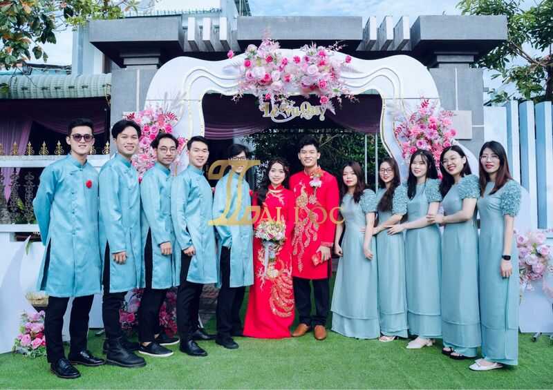 Áo dài bưng quả màu xanh dương