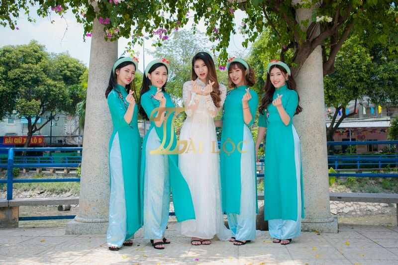Áo dài bưng quả màu xanh mint
