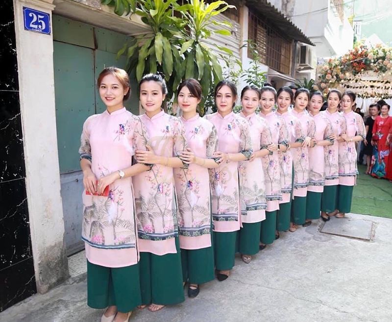 Áo dài cách tân hồng - Quần xanh