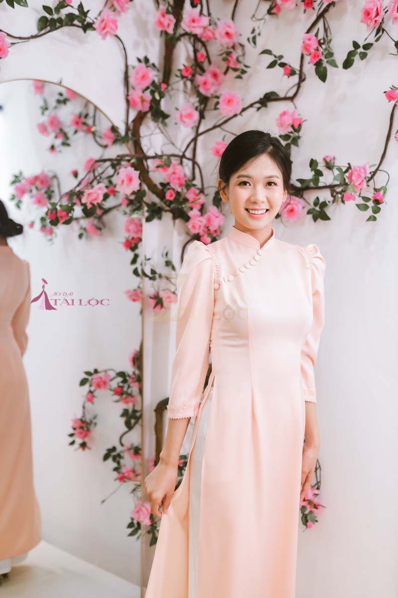 Áo dài màu hồng cam bê tráp