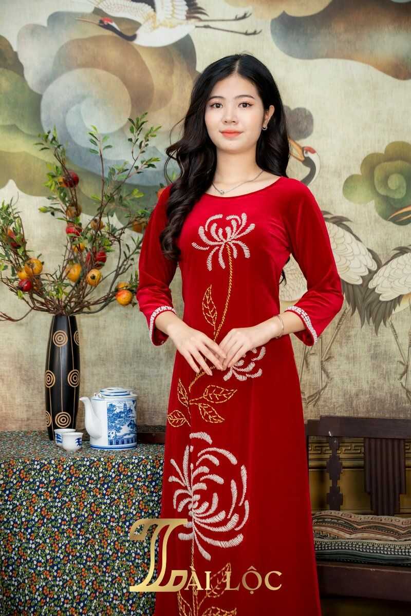 Mẫu áo dài màu đỏ đô cho mẹ vải nhung sang trọng
