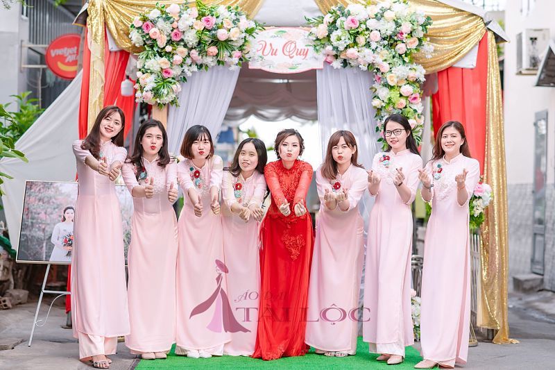 Thuê áo dài bưng quả màu hồng TpHCM tại Tài Lộc Cưới