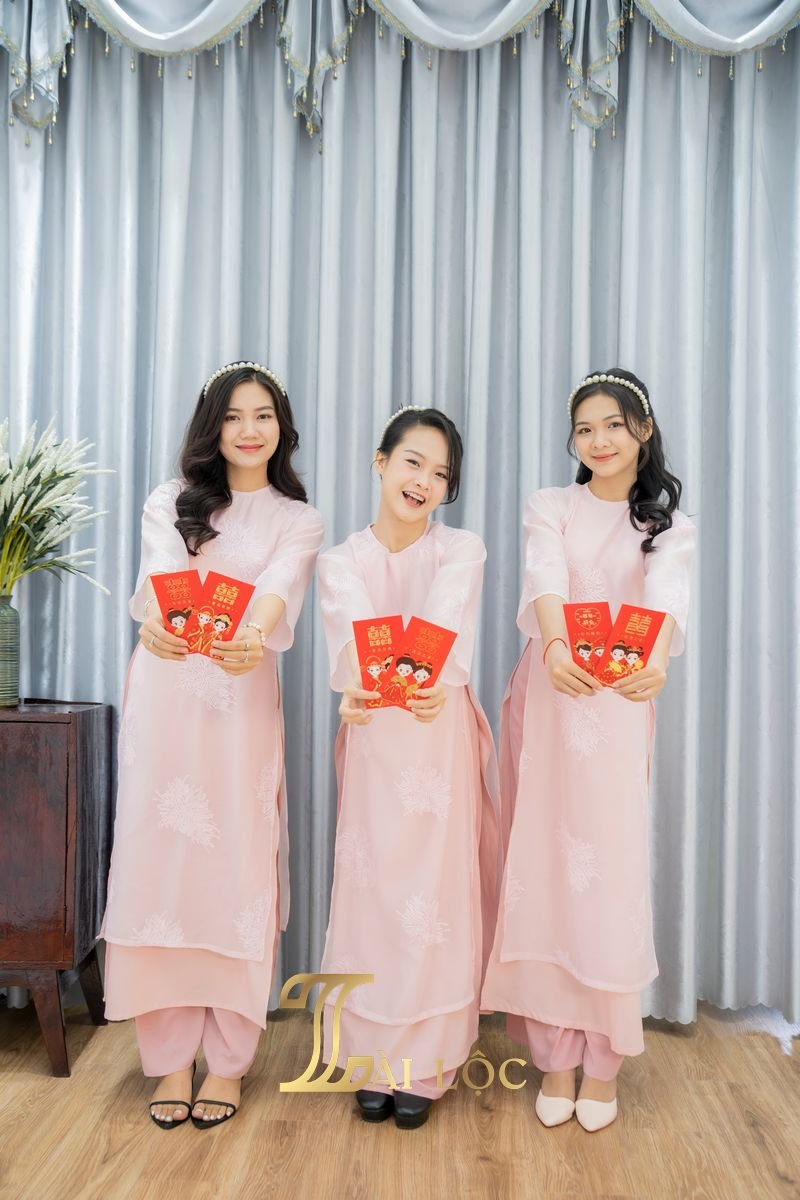 Áo Dài Bưng Quả Hồng Cúc Trắng