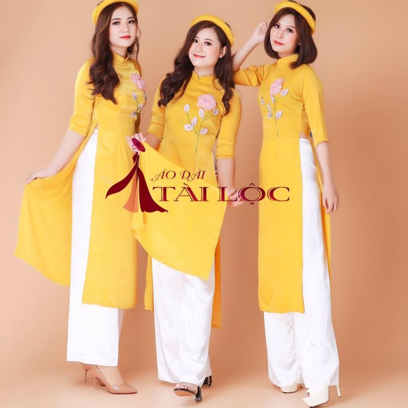Mẫu áo dài bưng mâm cưới màu vàng