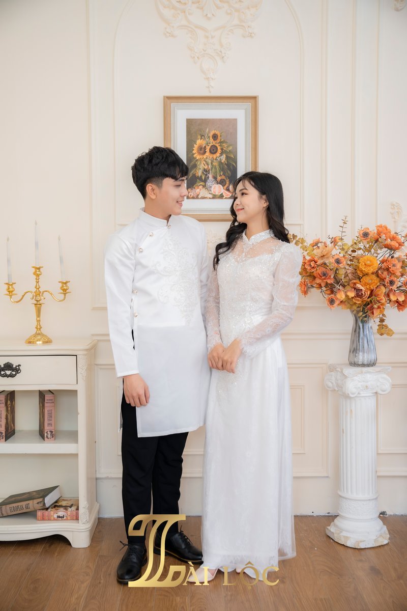 Áo Dài Cưới Cặp Cô Dâu Ren Trắng – Chú Rể Hoa Văn Đối Xứng