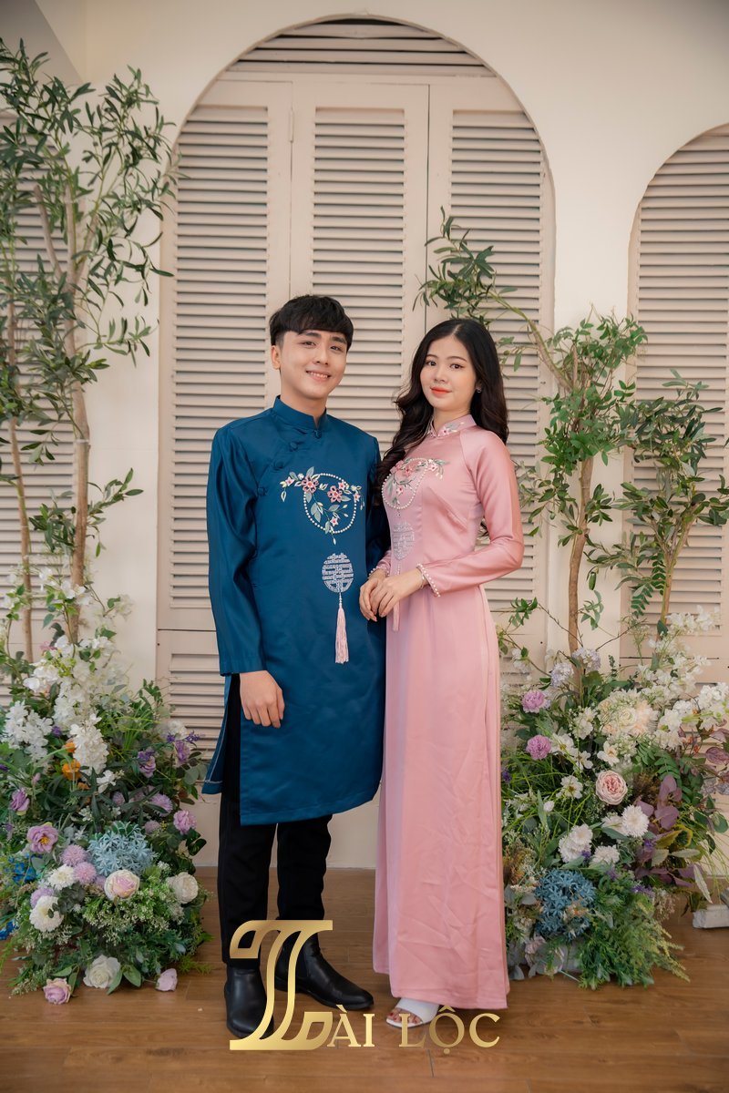 Áo Dài Cưới Cặp Đôi Cô dâu Hồng – Chú Rể Xanh Hoa Vòng Chữ Hỷ